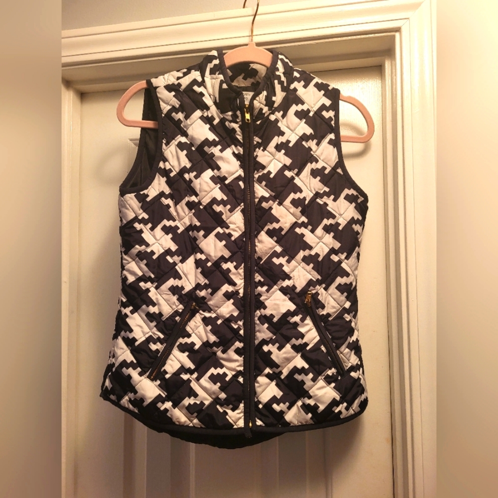 EUC Women's Crown & Ivy Puffer vest size small